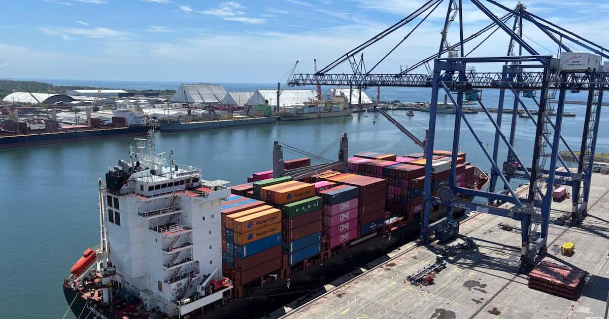 Un buque portacontenedores atracado en una terminal portuaria colombiana