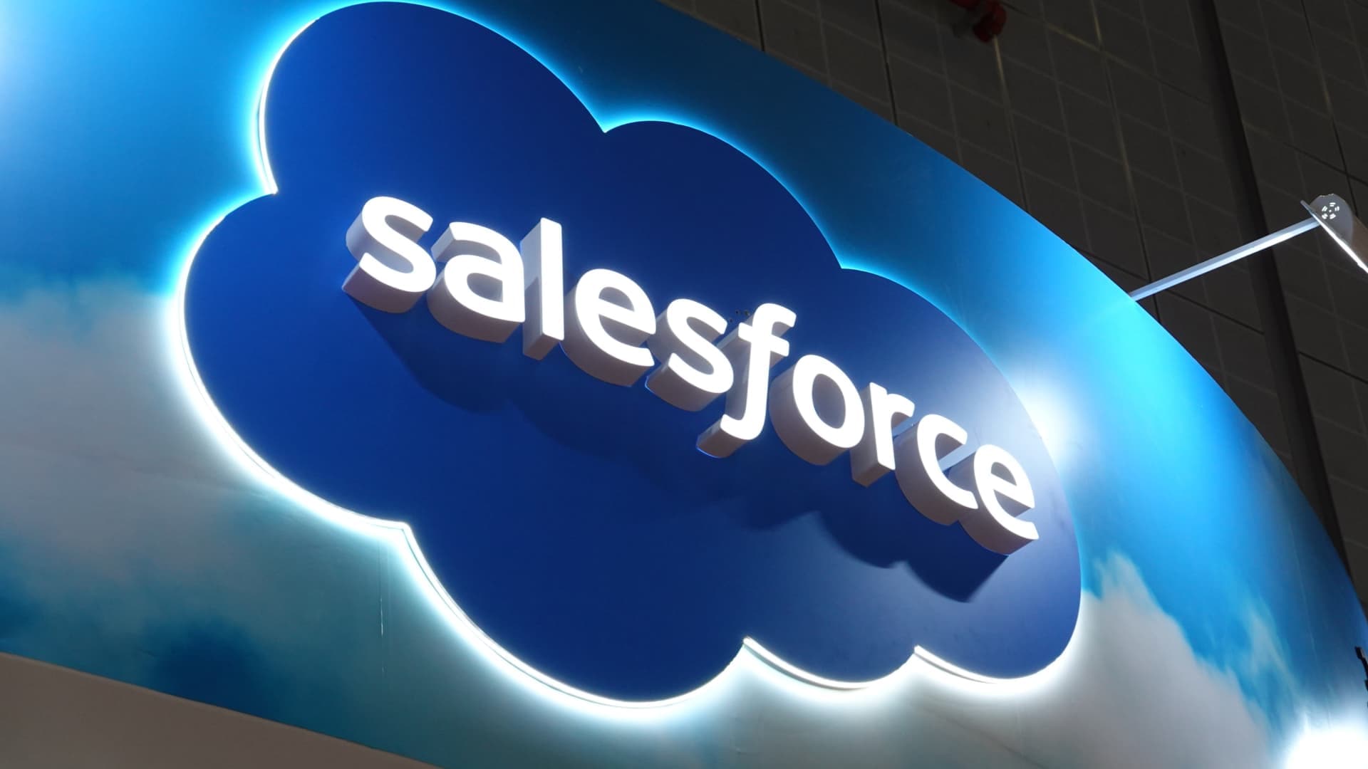 Logotipo iluminado de Salesforce en un estand de una feria tecnológica