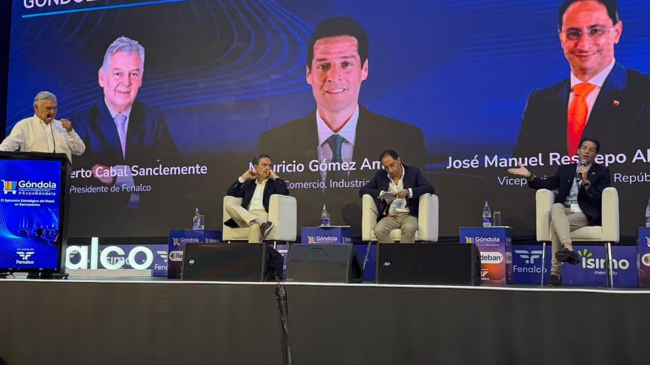 El ministro de Comercio, Mauricio Gómez Amín, junto al presidente de Fenalco y el vicepresidente José Manuel Restrepo en el escenario de Góndola 2026