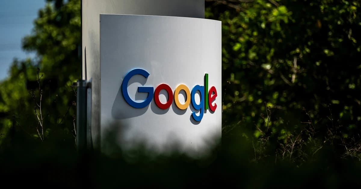 Letrero con el logotipo de Google en una de las sedes de la compañía, rodeado de vegetación