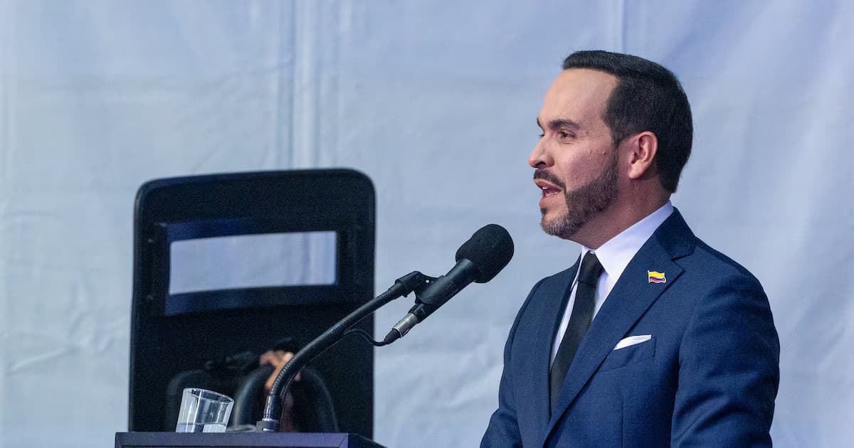 El presidente Abelardo de la Espriella habla desde un atril