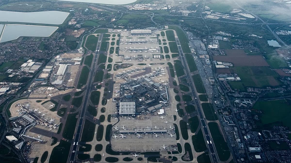 Vista aérea de un gran aeropuerto con aviones estacionados junto a las terminales