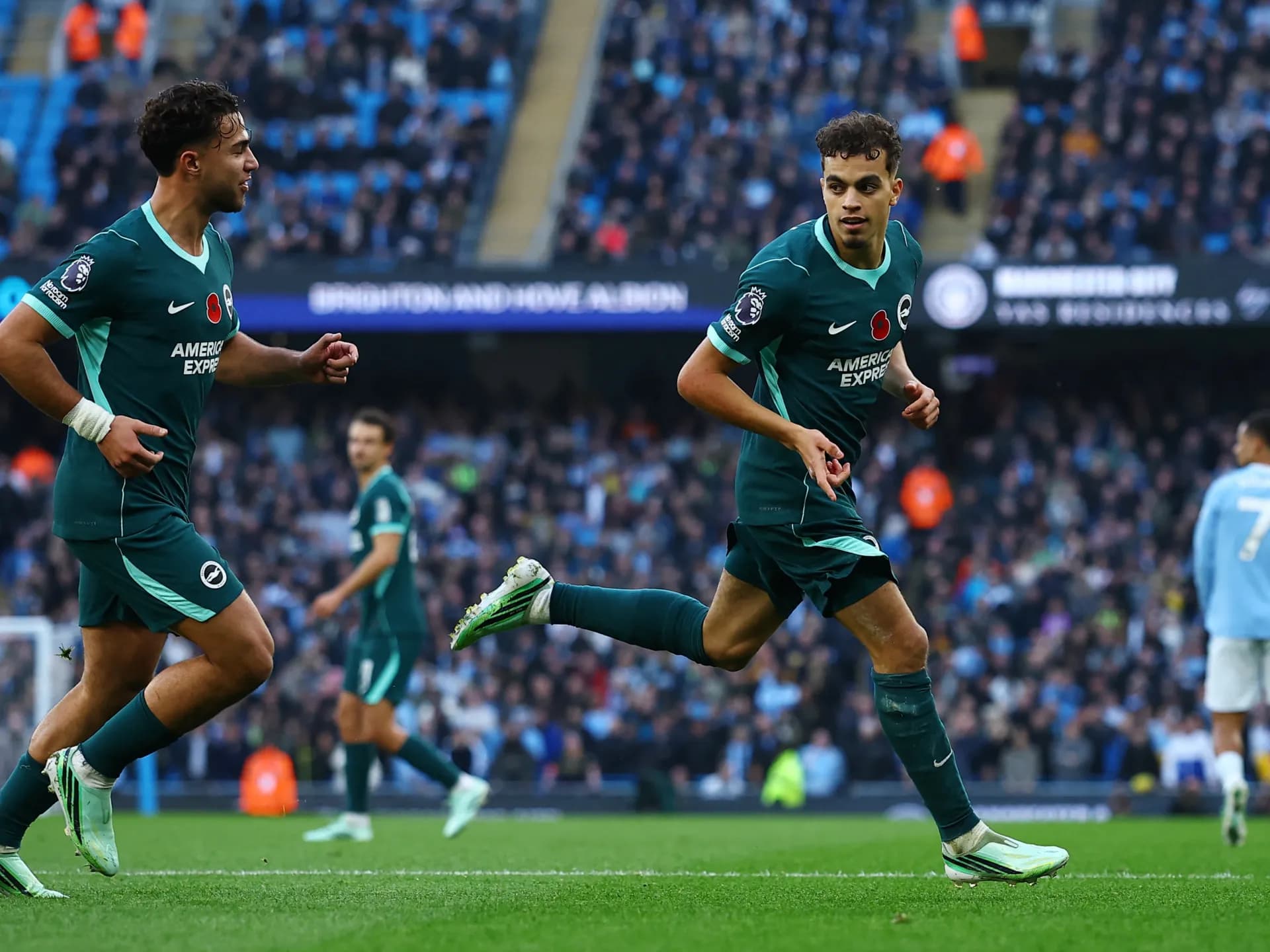Yasin Ayari celebra su gol con el Brighton ante el Manchester City en el Etihad