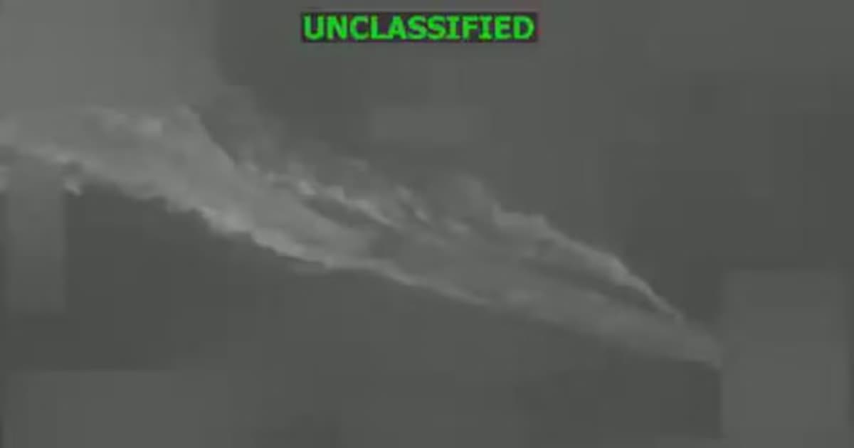 Imagen en escala de grises de una embarcación rápida dejando estela en altamar, tomada por un sensor militar