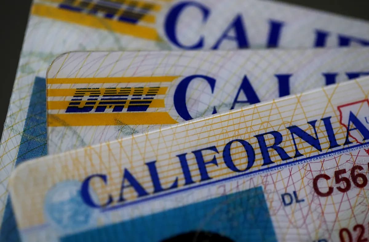 Varias licencias de conducir de California superpuestas sobre una superficie oscura