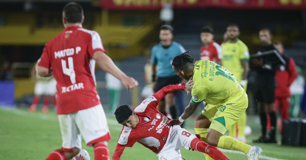 Jugadores de Santa Fe y Atlético Bucaramanga disputan el balón en El Campín