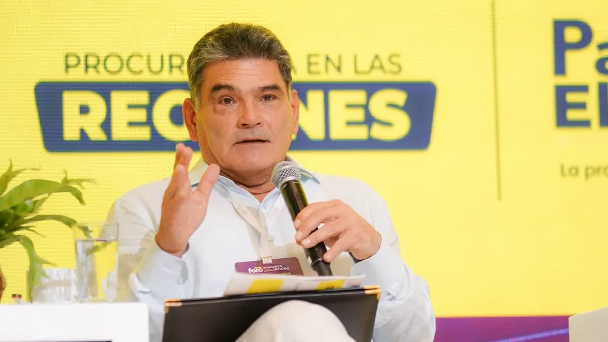 El procurador general, Gregorio Eljach, habla con un micrófono durante un foro en Barranquilla