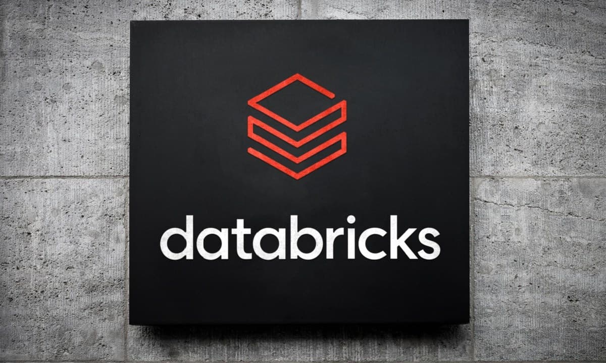 Letrero con el logotipo de Databricks sobre una pared de concreto
