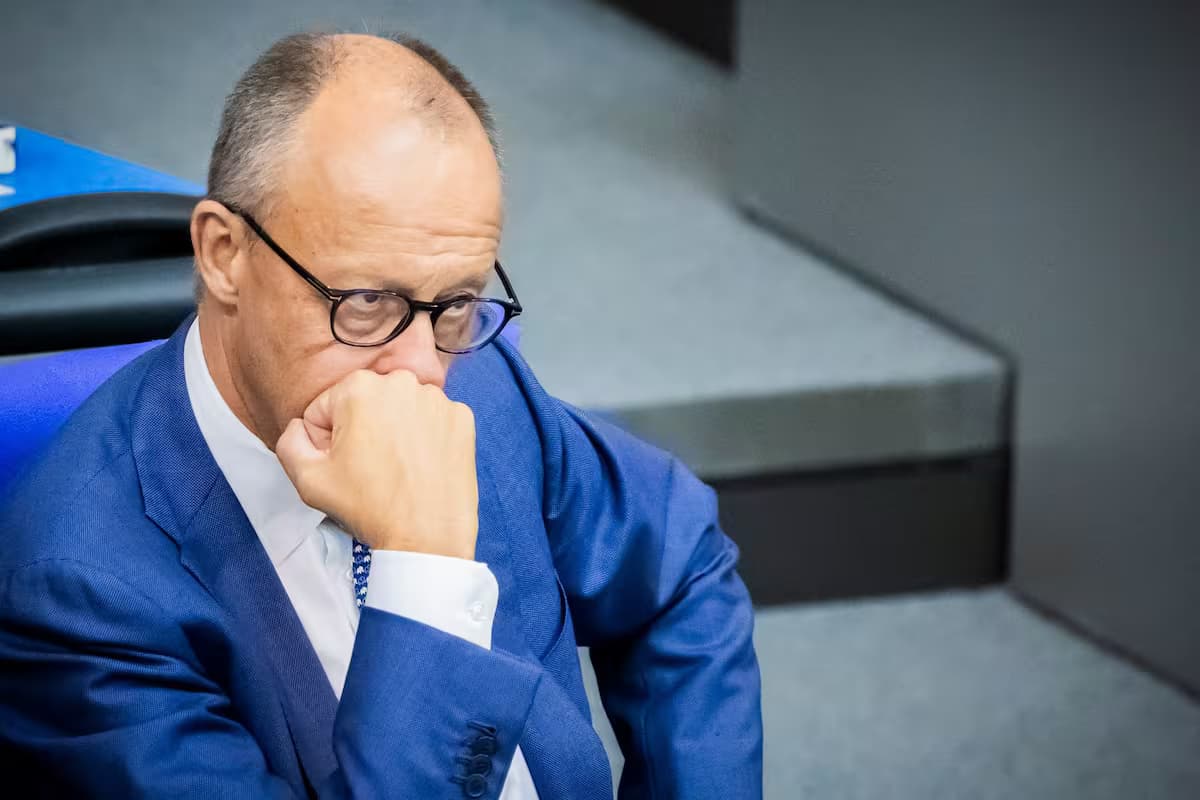El canciller alemán Friedrich Merz, pensativo, en el Bundestag