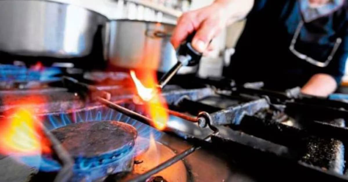 Llamas de gas encendidas en una estufa