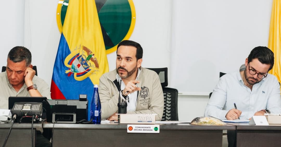 El presidente Abelardo de la Espriella habla durante un consejo de gobierno, sentado a la mesa junto a dos funcionarios y con la bandera de Colombia al fondo