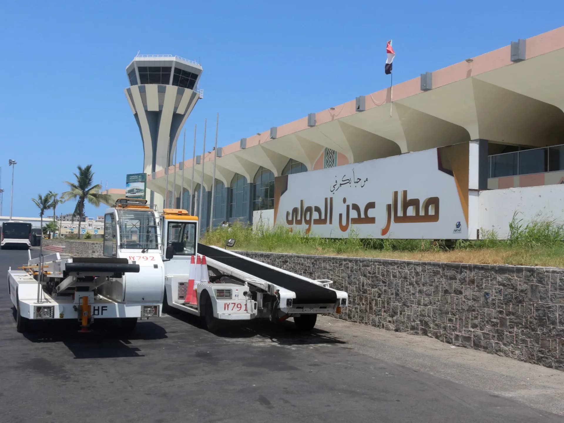 Fachada y torre de control del Aeropuerto Internacional de Adén, en Yemen (foto de archivo)