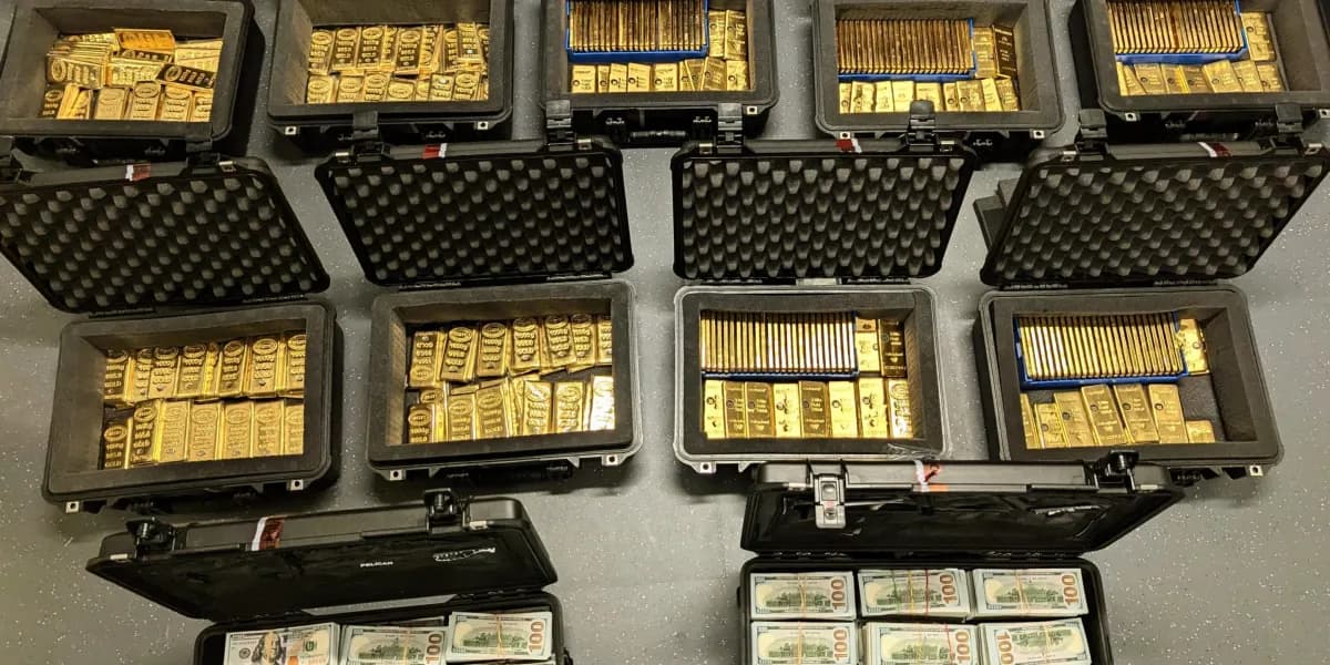Maletines abiertos llenos de lingotes de oro y fajos de dólares incautados por el FBI