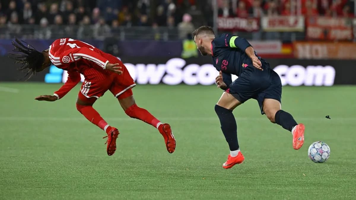 Michael Olise, del Bayern Múnich, cae en una disputa con el capitán del Viking, Zlatko Tripic, en Stavanger