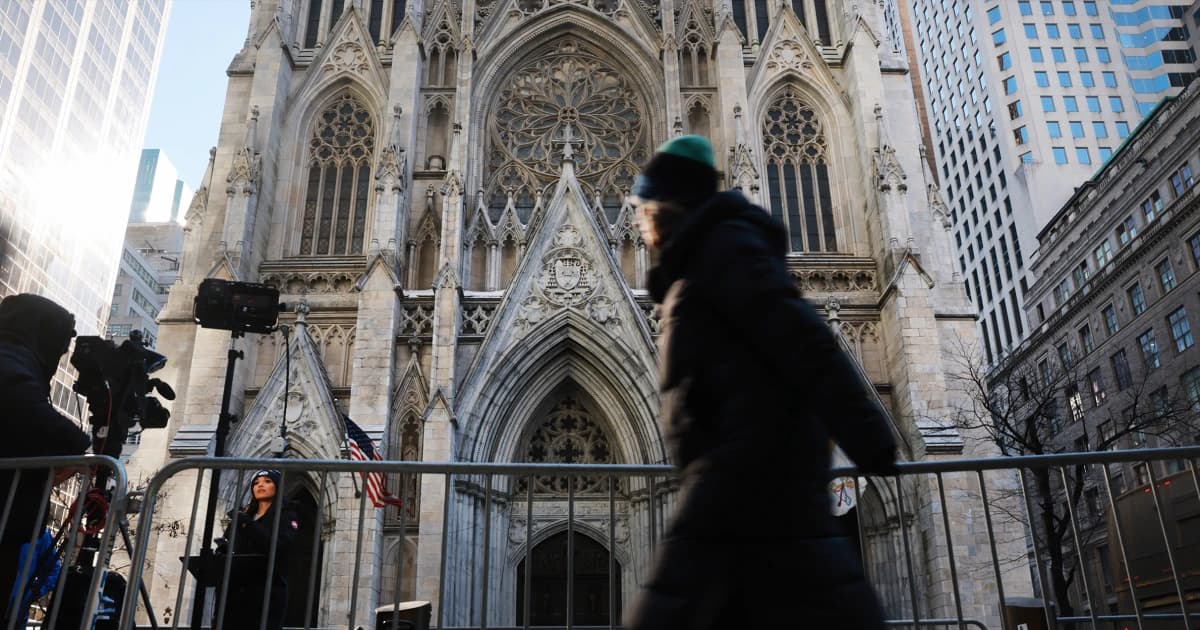 Una persona camina frente a la catedral de San Patricio, en Manhattan, Nueva York
