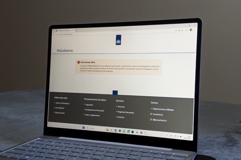 Portátil muestra el portal del Gobierno de Países Bajos fuera de línea por precaución