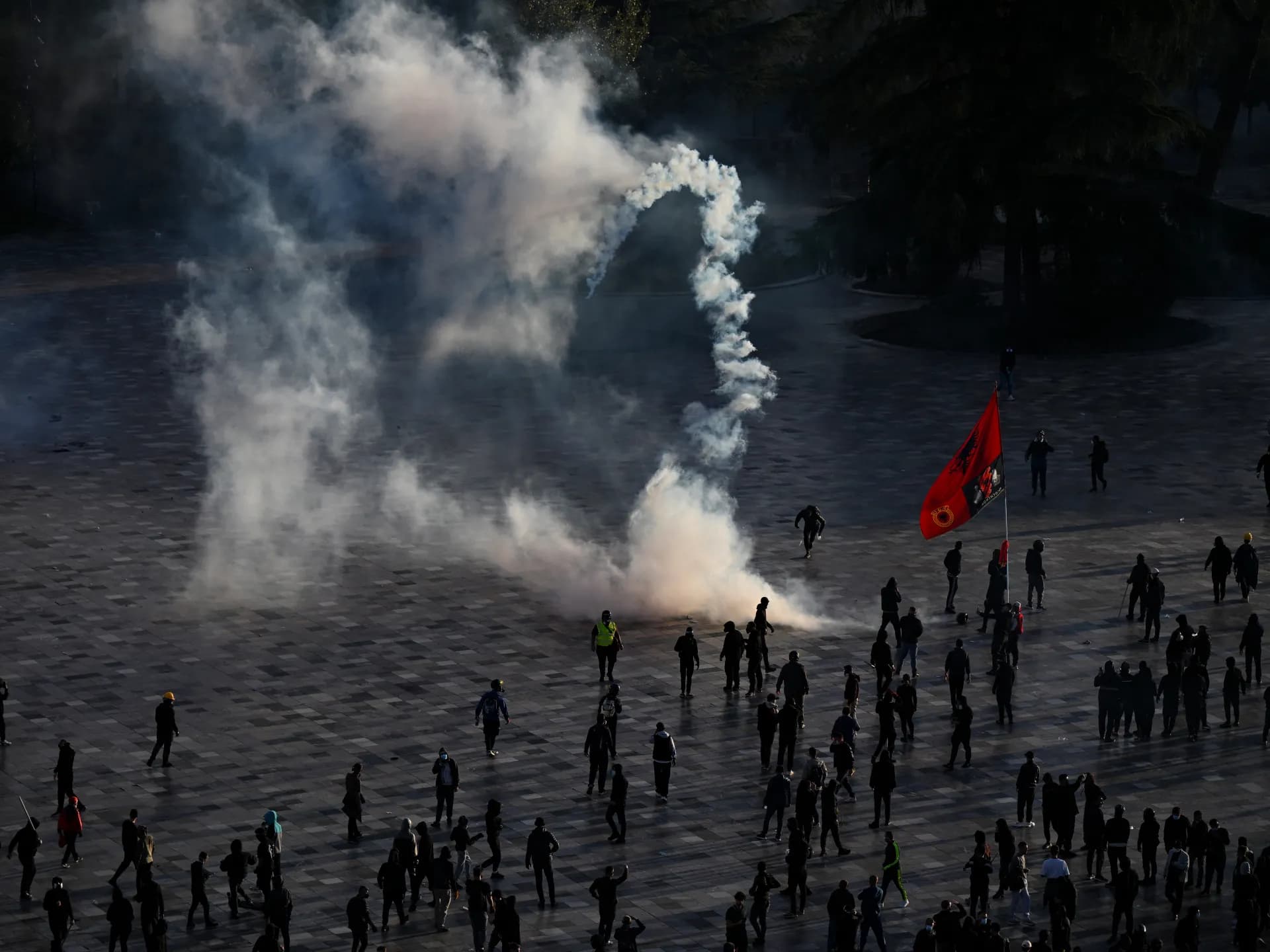 Manifestantes se dispersan entre nubes de gas lacrimógeno en una plaza del centro de Tirana