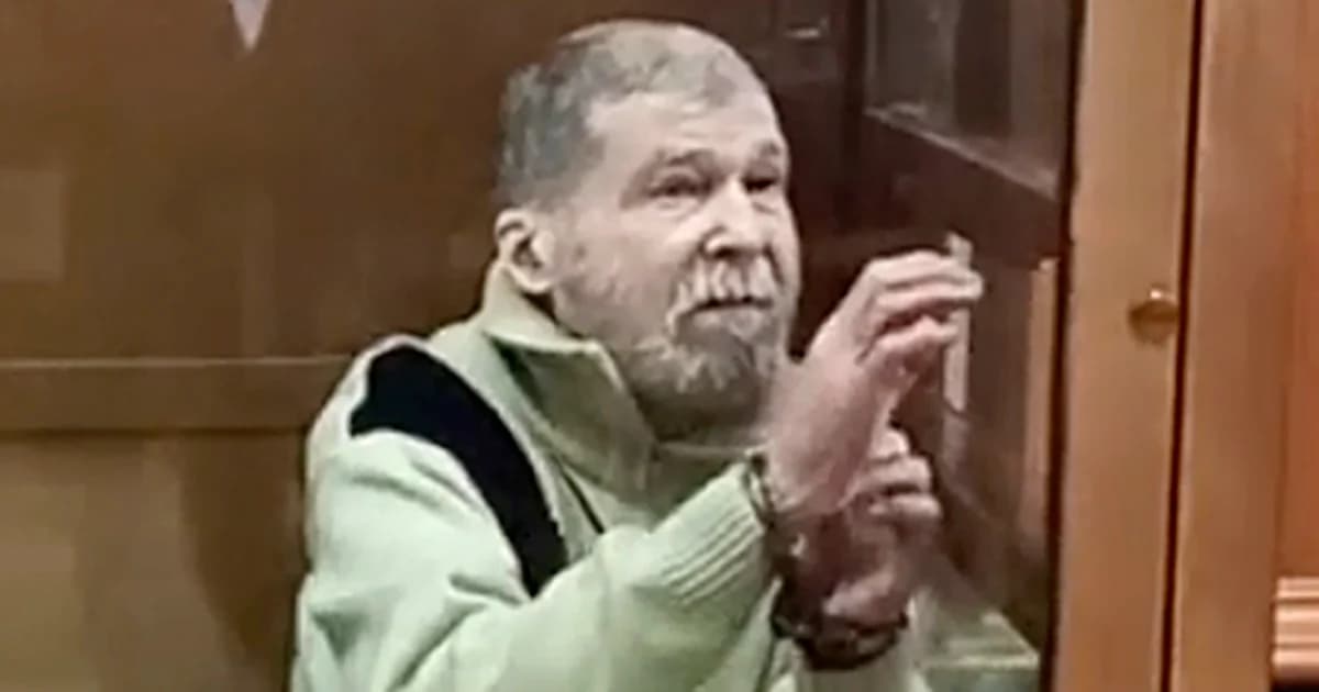 Stephen Hubbard, dentro de la jaula de los acusados en un tribunal de Moscú, en una imagen de video de 2024