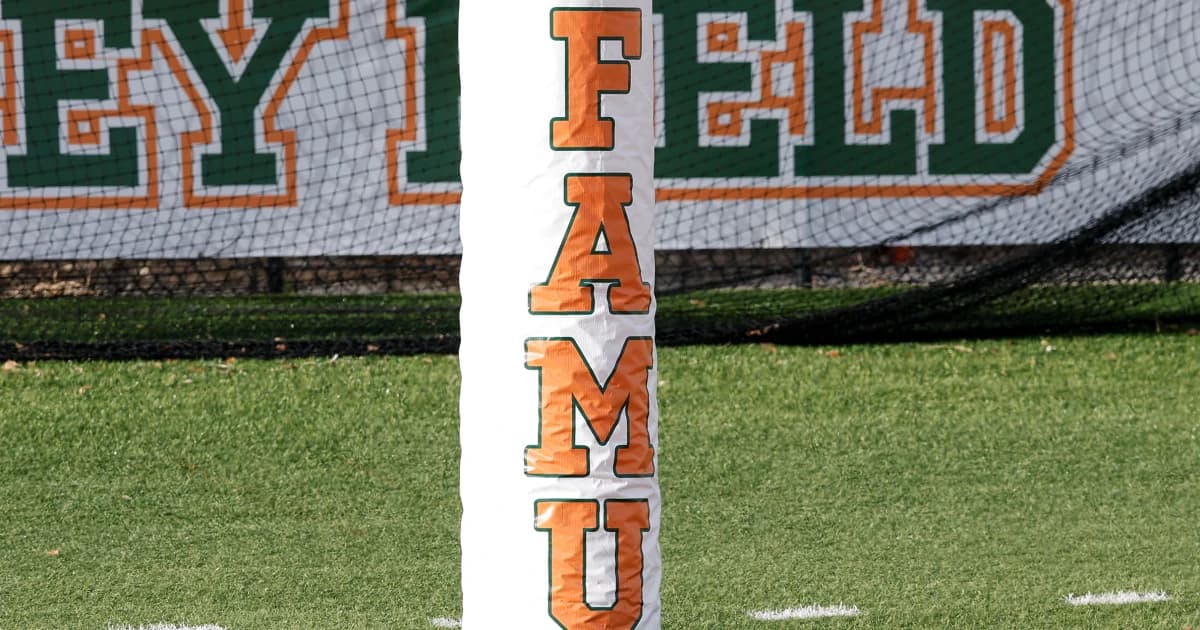 Poste de la portería con el logo de FAMU en el estadio Bragg Memorial de la Universidad Florida A&M, en Tallahassee
