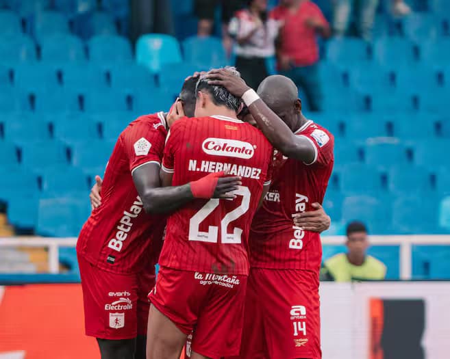 Jugadores del América de Cali celebran un gol en el Pascual Guerrero