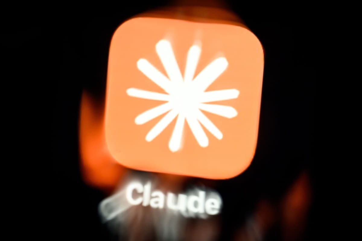 Ícono de la aplicación Claude, de Anthropic, en la pantalla de un teléfono