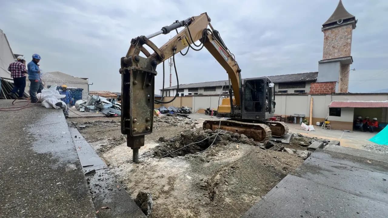 Maquinaria trabajando en las obras de una sede educativa de Medellín
