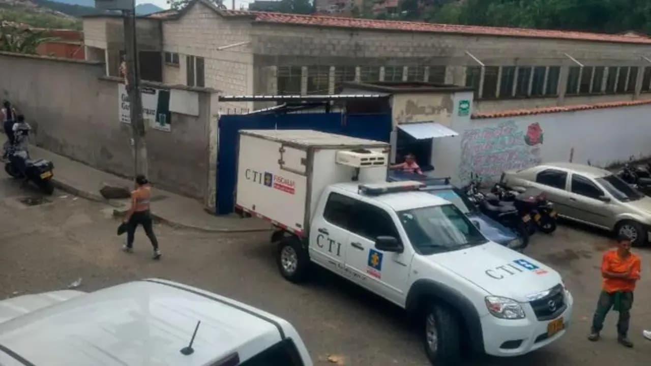 Vehículo del CTI de la Fiscalía frente a la institución educativa Gabriel García Márquez, en Medellín