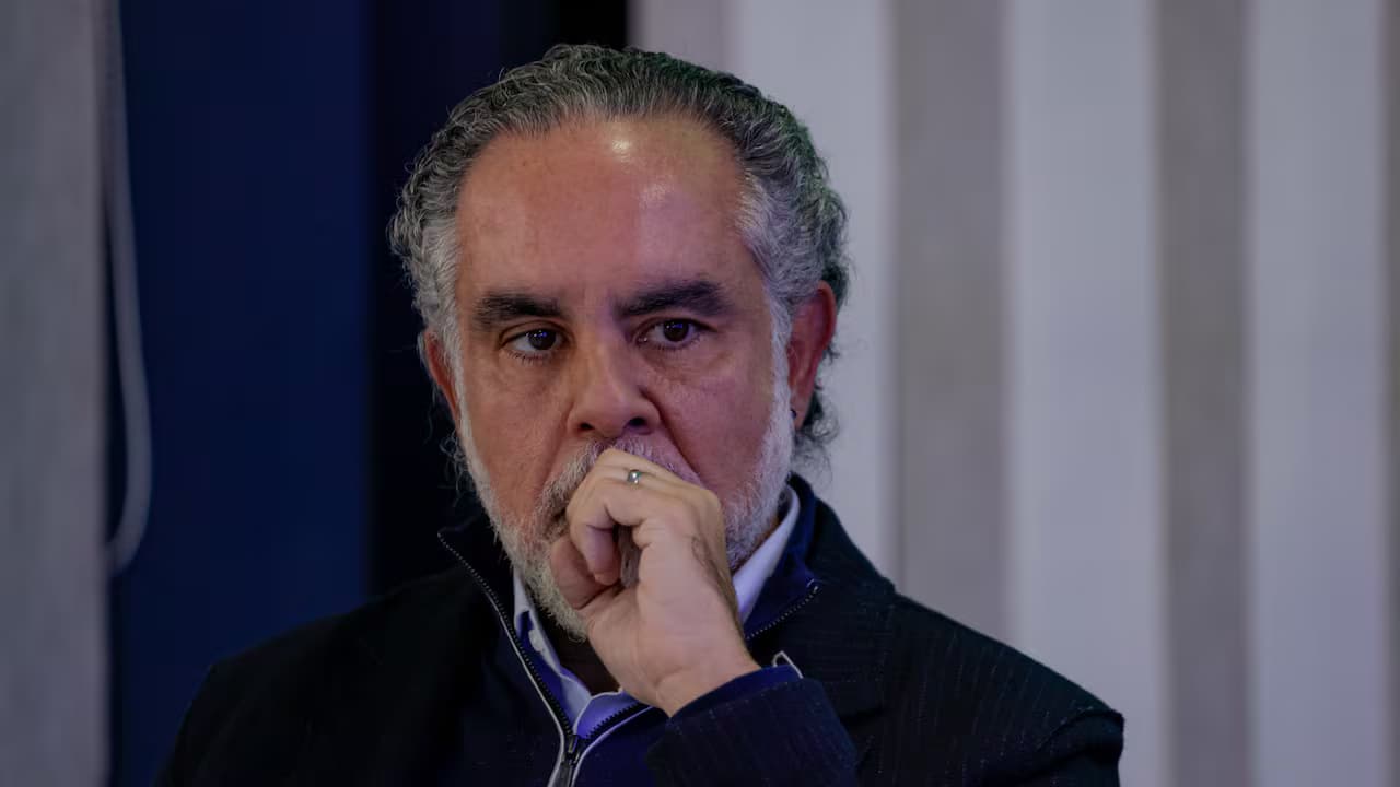 El exministro del Interior Armando Benedetti, con la mano en el mentón, durante un acto público