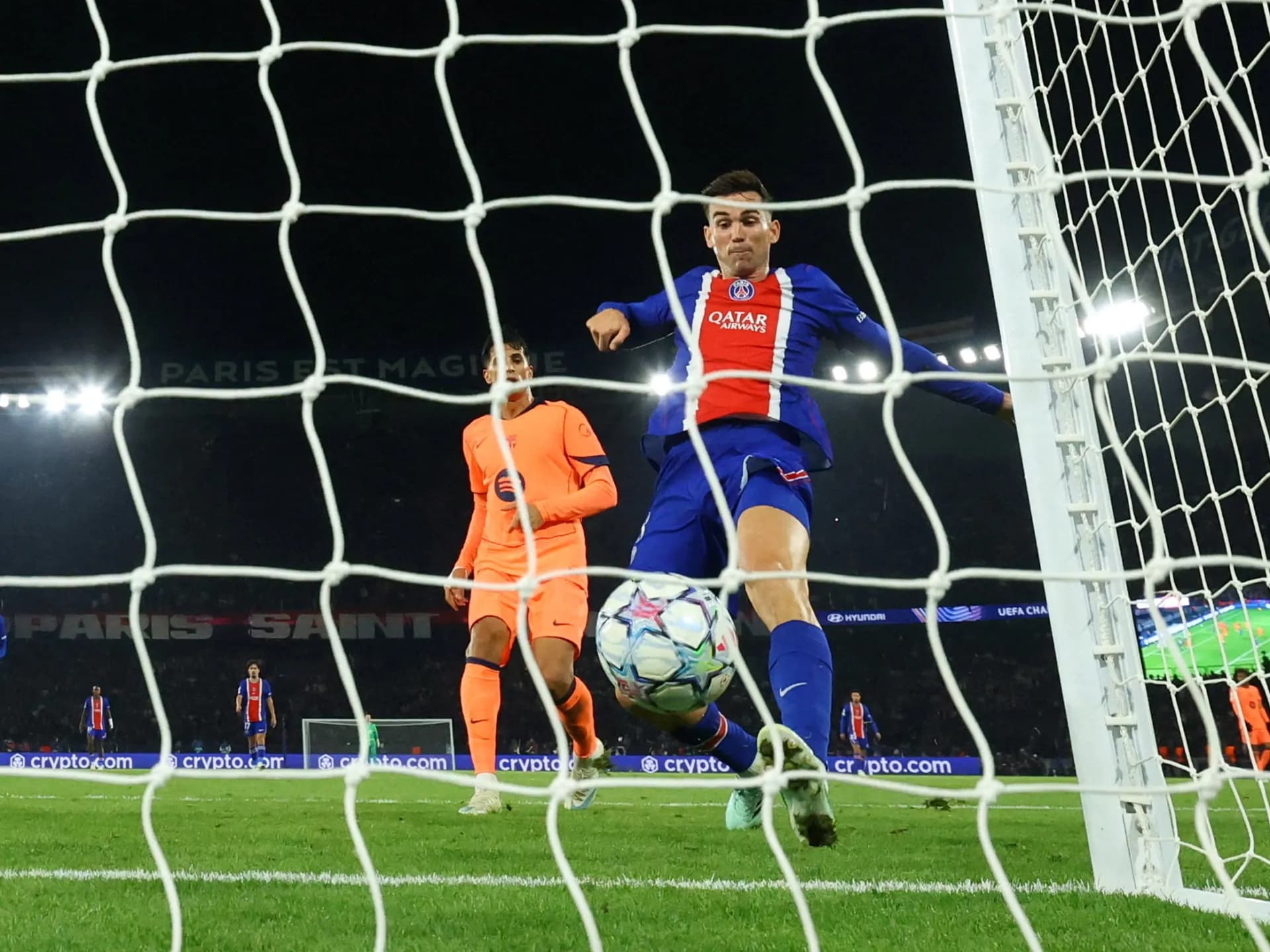 Fabián Ruiz empuja el balón a la red para el cuarto gol del PSG ante el Barcelona en el Parque de los Príncipes