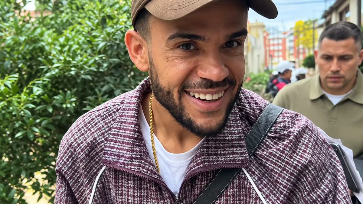 Luis Díaz sonríe con gorra y chaqueta a cuadros