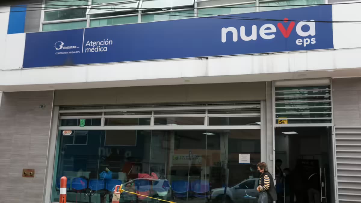 Usuarios haciendo fila en un punto de atención de la Nueva EPS