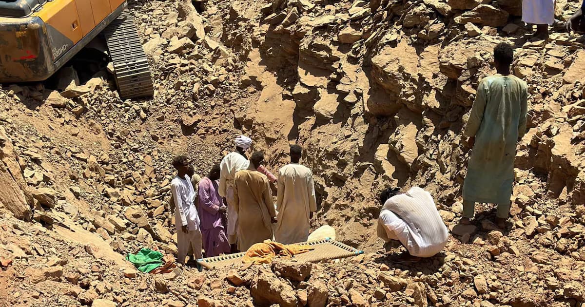 Mineros artesanales en una excavación de oro en Sudán (imagen de archivo)
