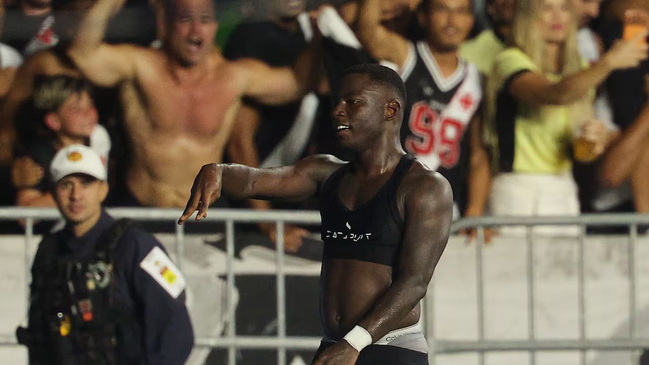 Marino Hinestroza celebra sin camiseta frente a la hinchada de Vasco da Gama