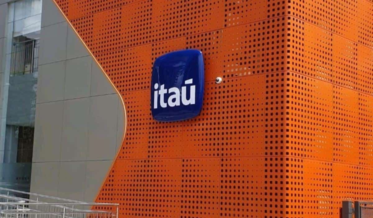 Fachada de una sede de Itaú con el logo de la entidad