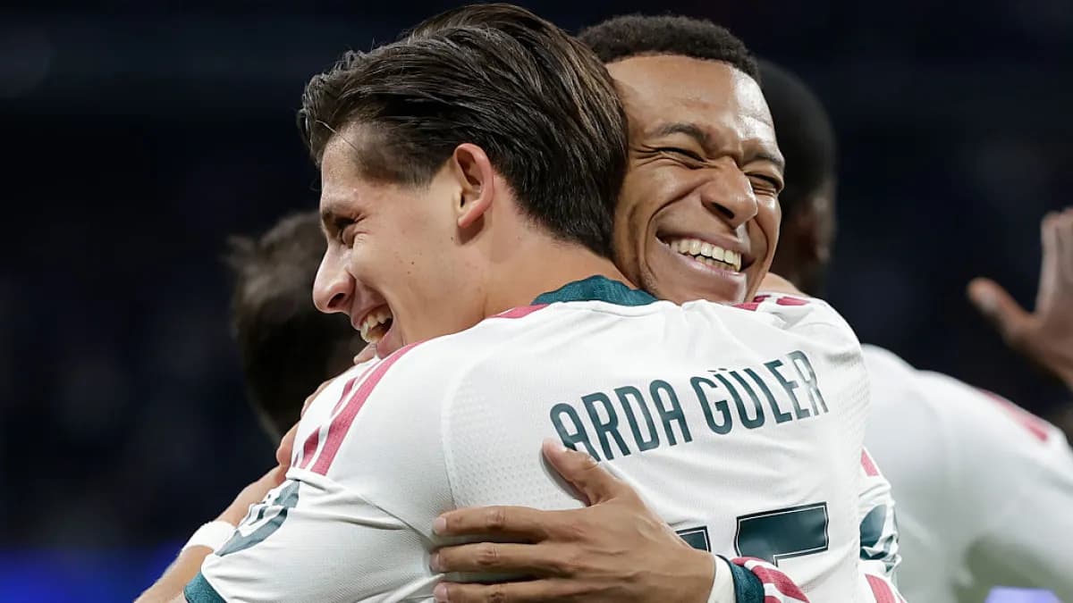 Arda Güler y Kylian Mbappé se abrazan tras un gol del Real Madrid ante el RB Leipzig