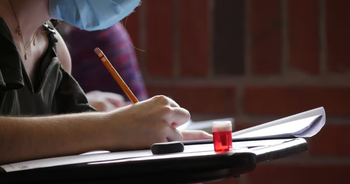 Estudiantes en un salón de clase durante una evaluación