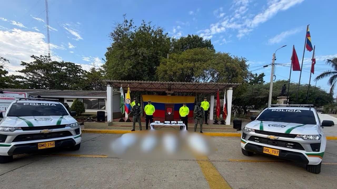 Patrullas de la Policía y uniformados durante la presentación de los resultados del operativo en La Guajira