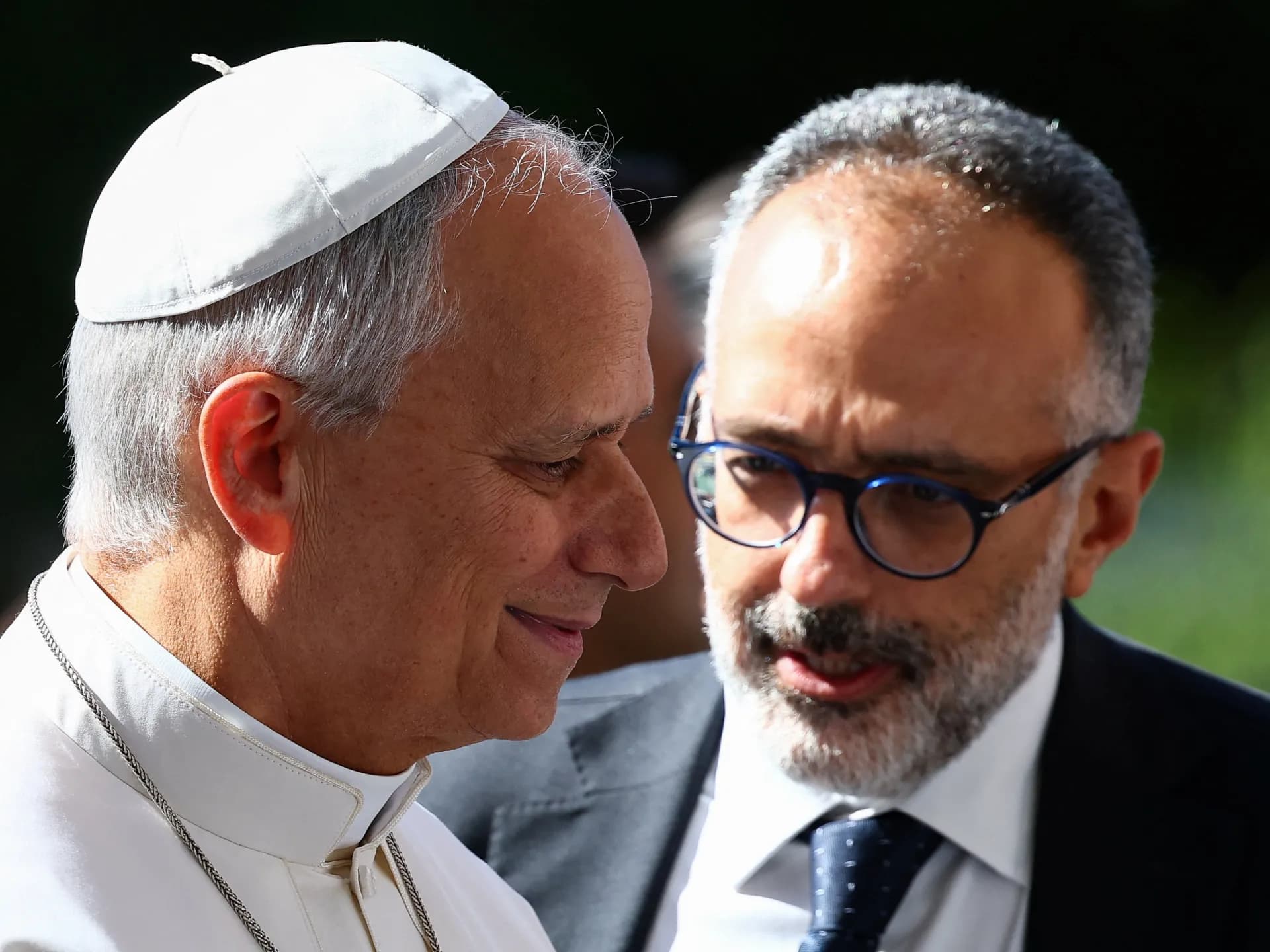 El papa León XIV conversa con su médico personal, Luigi Carbone, al llegar al hospital Gemelli de Roma