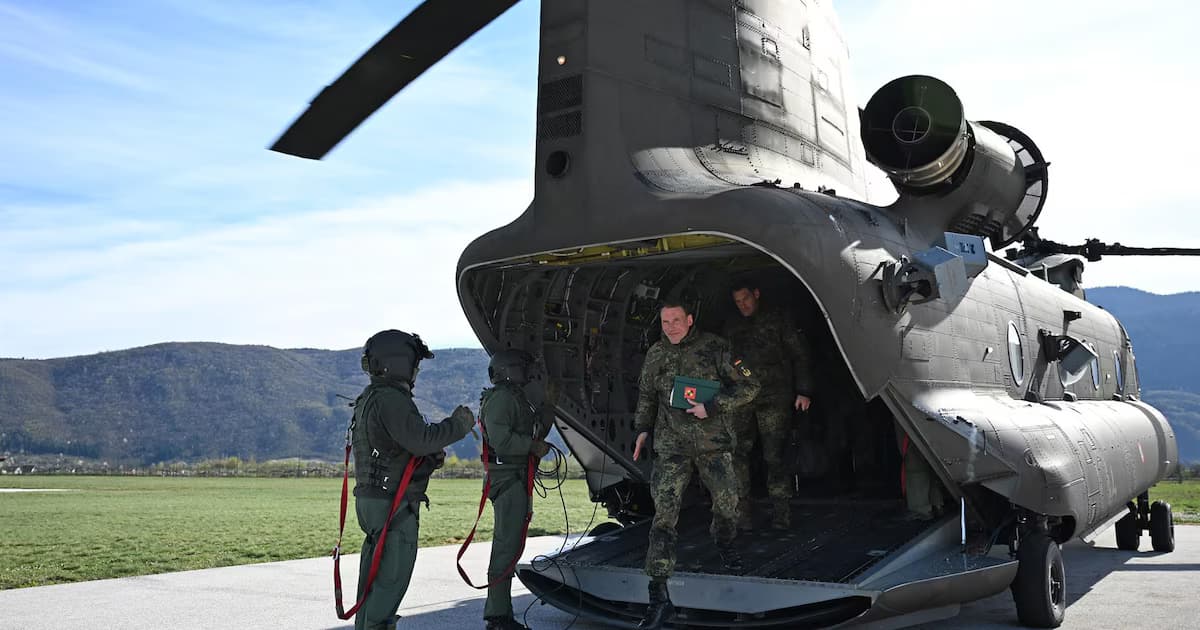 Militares junto a un helicóptero CH-47 Chinook, modelo del aparato que se estrelló en Bosnia