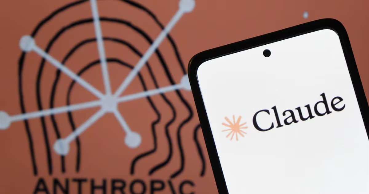 Un teléfono móvil muestra la pantalla de la aplicación Claude frente a un fondo naranja con el logotipo de Anthropic