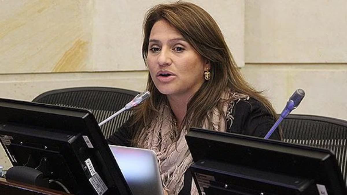 Paola Holguín habla desde su curul en el Senado