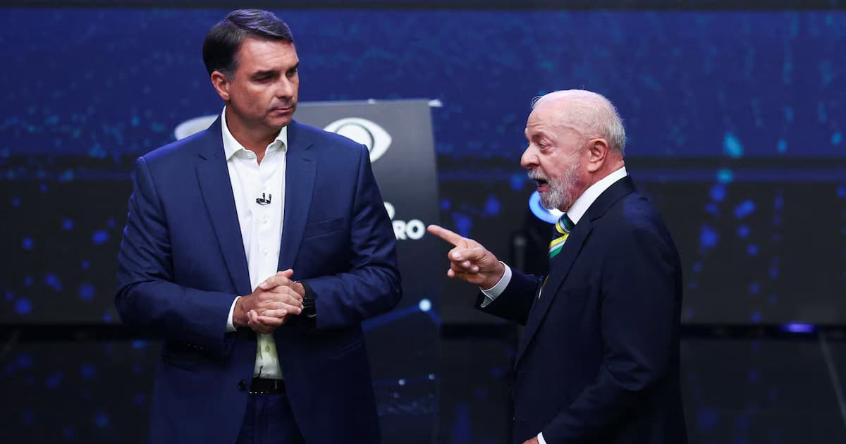 Flávio Bolsonaro y Luiz Inácio Lula da Silva durante el debate presidencial del 18 de octubre en São Paulo