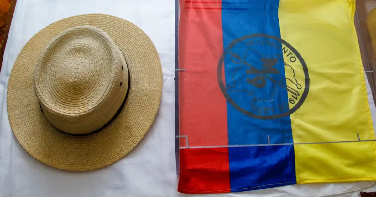 El sombrero de Carlos Pizarro junto a una bandera del M-19