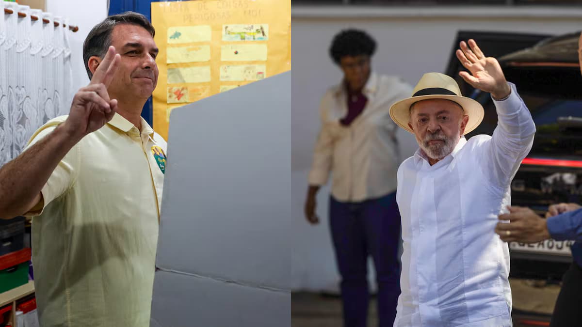 Flávio Bolsonaro hace la señal de la victoria junto a una urna y Lula da Silva saluda con la mano tras votar en Brasil