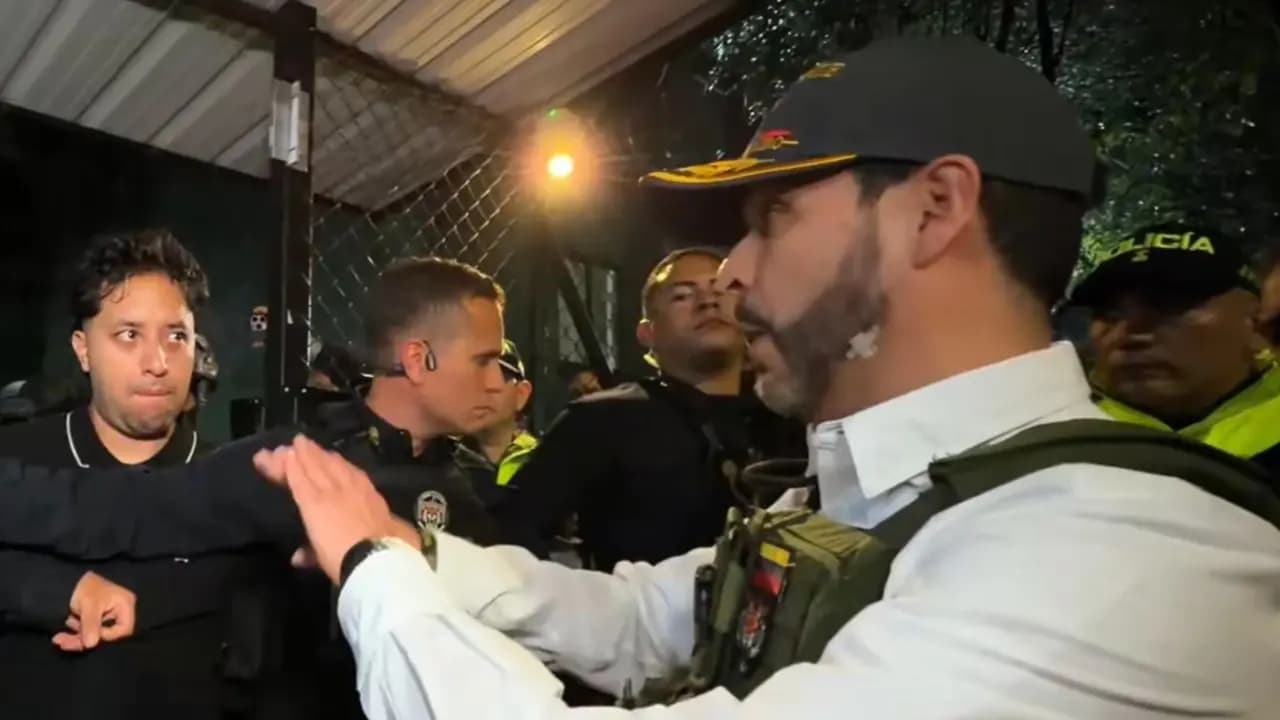 El presidente Abelardo de la Espriella, con gorra y chaleco, habla frente a capturados y policías durante el operativo nocturno en Medellín