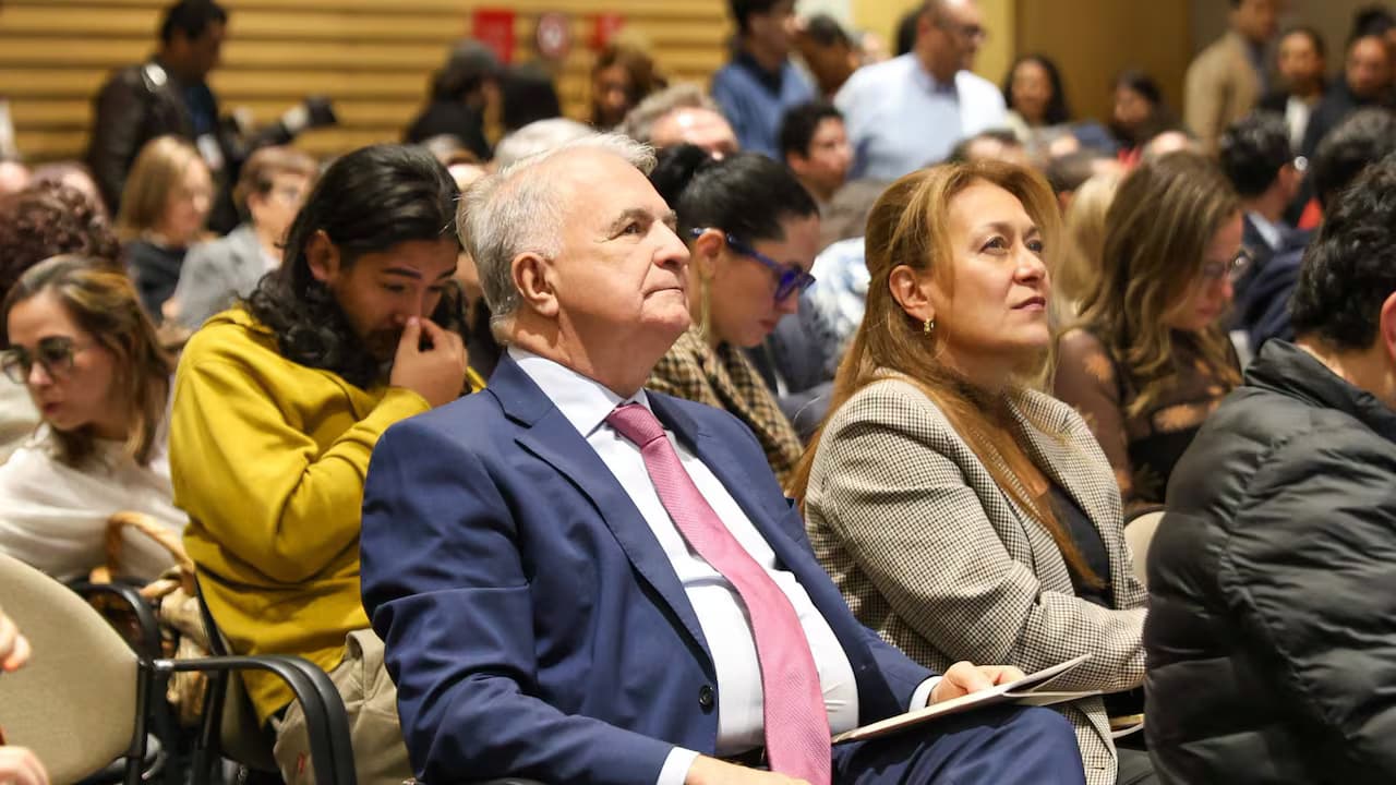 El gobernador del Huila, Rodrigo Villalba Mosquera, sentado entre el público durante un evento