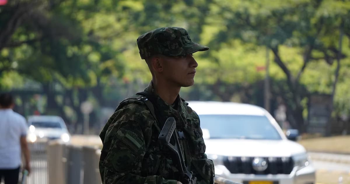 Un militar custodia una vía en Colombia