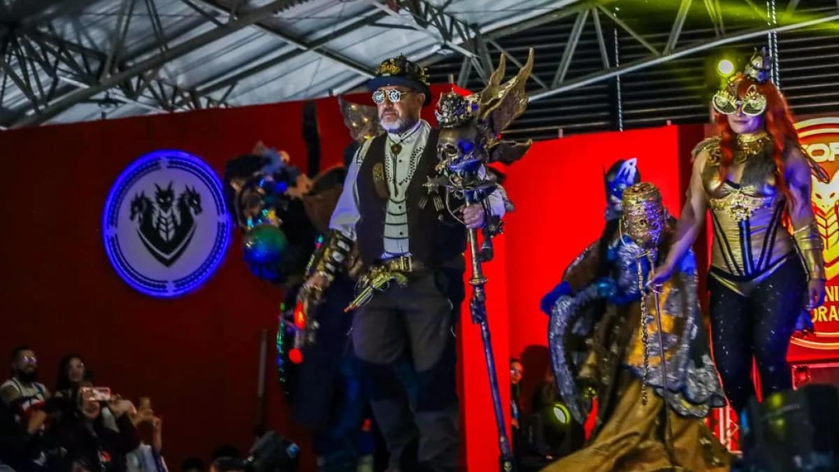 Cosplayers con trajes de fantasía desfilan en una tarima durante una edición anterior del SOFA en Corferias