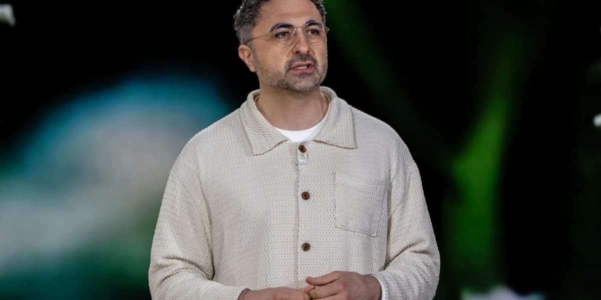 Mustafa Suleyman, director ejecutivo de Microsoft AI, durante una intervención en un escenario