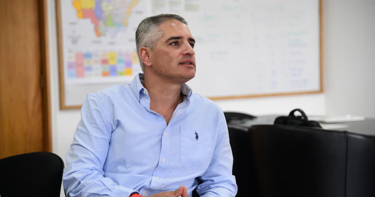 El gobernador de Antioquia, Andrés Julián Rendón, en su despacho